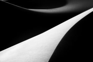 Uma extensa faixa branca em contraste com as laterais escuras foi uma fotos que recebeu o prêmio especial do concurso de fotos de natureza. A imagem foi capturada no Parque Nacional do Vale da Morte, na Califórnia.