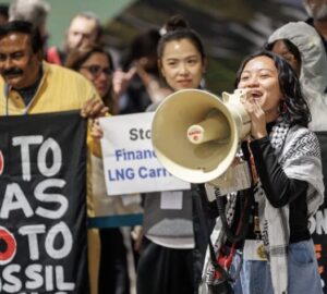 Protesto de povos indígenas contra exploração de combustíveis fósseis em Baku, COP29