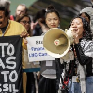 Protesto de povos indígenas contra exploração de combustíveis fósseis em Baku, COP29