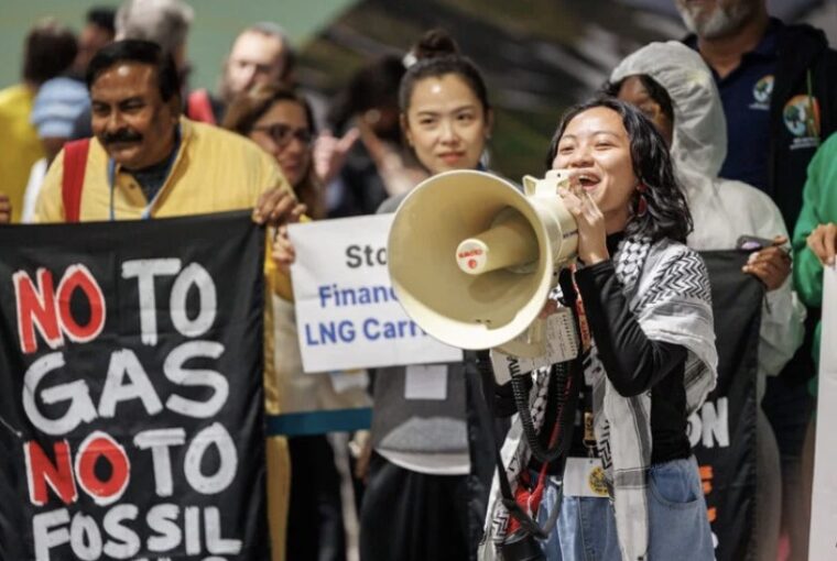 Protesto de povos indígenas contra exploração de combustíveis fósseis em Baku, COP29