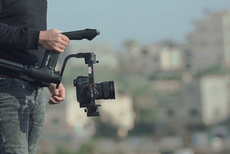 Cinegrafista na Palestina, que agora enfrenta restrições ainda maiores para o trabalho dos jornalistas