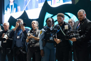 Jornalistas registram a cerimônia de abertura da COP29 em Baku, Azerbaijão