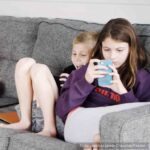 Crianças com smartphone usando redes sociais