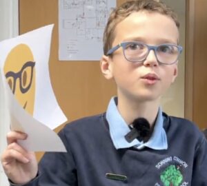 Menino britânico Teddy Cottler exibe emoji de nerd, que ele quer ver substituído