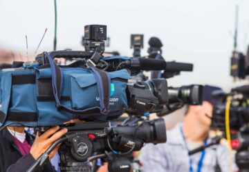 Cinegrafistas trabalhando. Artigo sobre o projeto Fixing Journalism que procura mudar a dinâmica de desigualdade entre jornalistas locais (fixers) e jornalistas correspondentes no México