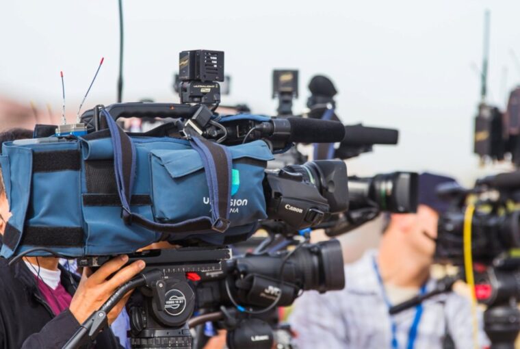 Cinegrafistas trabalhando. Artigo sobre o projeto Fixing Journalism que procura mudar a dinâmica de desigualdade entre jornalistas locais (fixers) e jornalistas correspondentes no México