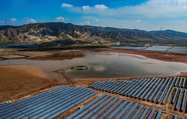 Foto de uma lagoa salgada que foi substituída por uma central fotovoltaica na China. A imagem foi finalista no EPOTY, prêmio de fotos sobre meio ambiente 
