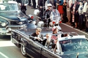 Presidente Kennedy em Dallas, Texas, na Main Street, minutos antes de ser morto. Sua esposa Jackie, o governador o governador do Texas, John Connally, e sua esposa, Nellie também estão na limusine presidencial