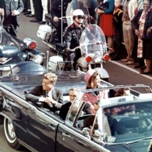 Presidente Kennedy em Dallas, Texas, na Main Street, minutos antes de ser morto. Sua esposa Jackie, o governador o governador do Texas, John Connally, e sua esposa, Nellie também estão na limusine presidencial