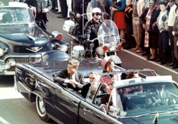Presidente Kennedy em Dallas, Texas, na Main Street, minutos antes de ser morto. Sua esposa Jackie, o governador o governador do Texas, John Connally, e sua esposa, Nellie também estão na limusine presidencial