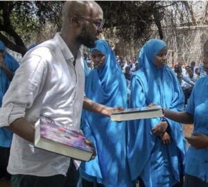 Abdullahi Mire, jornalista somaliano refugiado no Quênia, vencedor de prêmio da ONU