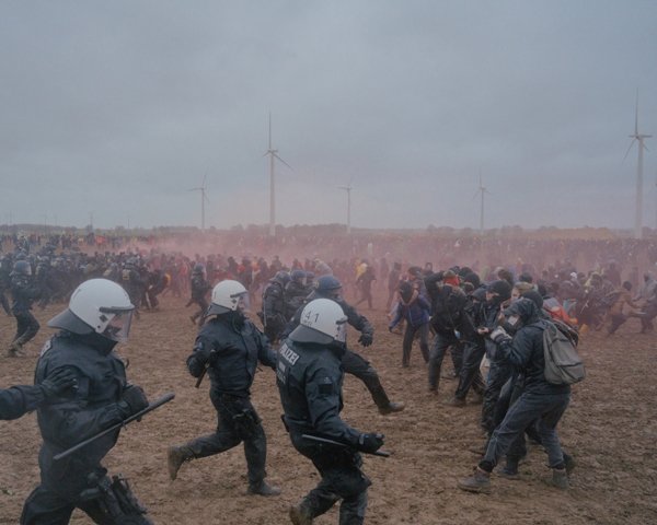 Ativistas em confronto com a polícia em mina de carvão na Alemanha. A foto é uma das finalistas do EPOTY