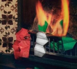 Cena de chapéus com cores do Natal em lareira em anúncio vira crise para rede Marks & Spencer no Reino Unido