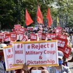 Protesto em Mianmar, um dos países com regime autocrático no mundo