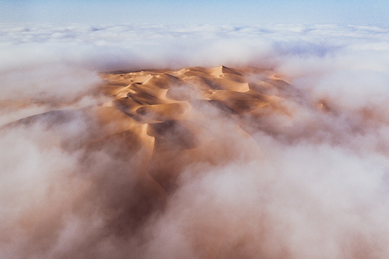 Foto aérea de dunas entre nuvens no deserto de Liwa, em Abu Dhabi, imagem premiada no concurso de fotografia de paisagem