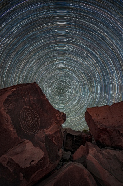 Imagem tirada com um marcador do solstício de verão mostra trilhas estelares no céu do Parque Nacional da Floresta Petrificada. A foto é uma das vencedoras do concurso de fotografia de paisagem