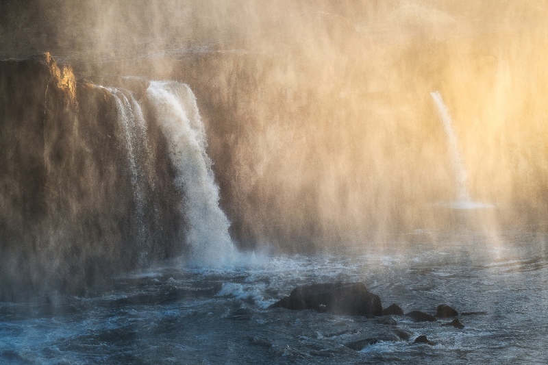 A imagem da cachoeira na Islândia foi capturada durante o sol da meia-noite, e é uma das vencedoras do NLP 2023