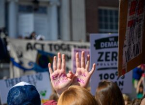 Mãos estendidas em protesto contra mudanças climáticas
