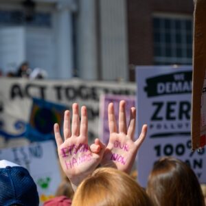Mãos estendidas em protesto contra mudanças climáticas