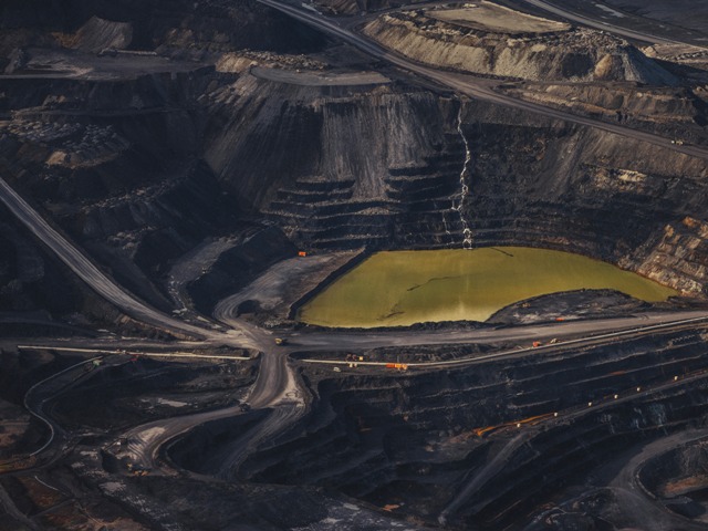 Poluição em mina no Alasca foi uma das imagens premiadas no concurso de fotografia EPOTY 2023