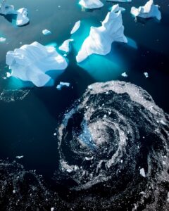 Um redemoinho de gelo capturado na Groelândia. Uma das imagens premiadas no concurso de fotos de natureza