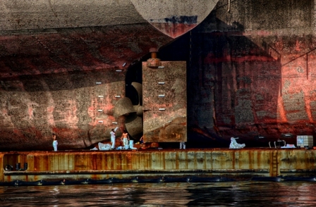 Navio petroleiro afunda e derrama óleo no mar de Gibraltar. A foto foi finalista do concurso EPOTY, de fotografia ambiental