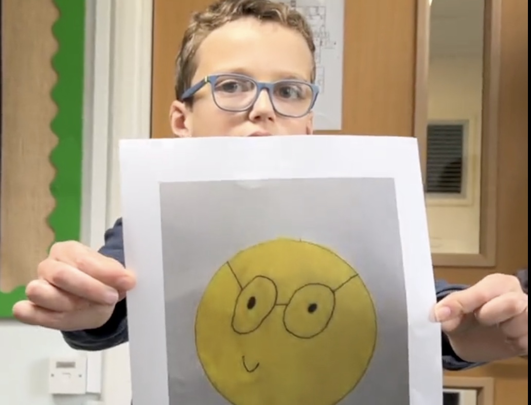 Menino de 10 anos do Reino Unido propõe novo desenho para emoji Nerd da Apple