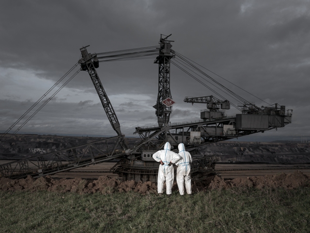 Ativista diante de uma escavadeira na mina de carvão na Alemanha. A foto é uma das finalistas do concurso EPOTY 