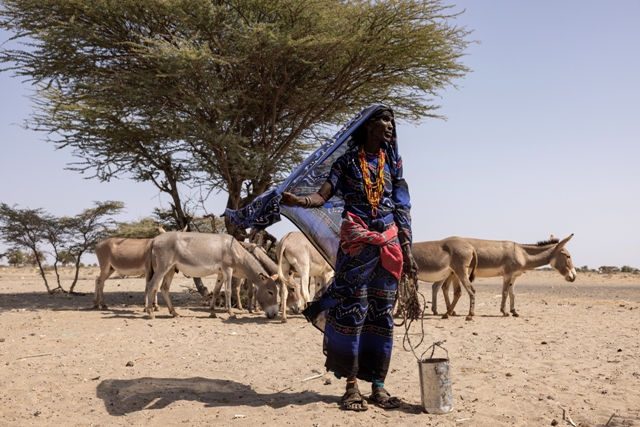 Mulher procurando água em Gabra, Quênia. A imagem foi uma das finalistas do Environmental Photographer of the Year