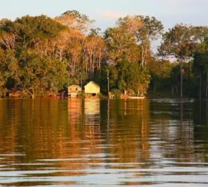 Casa ribeirinha na Amazônia