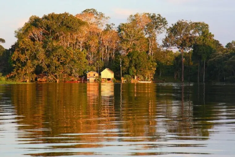 Casa ribeirinha na Amazônia