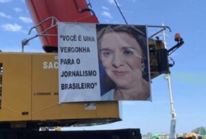 Vera Magalhães, jornalista, em um banner atacando sua honra