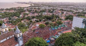 Igreja e Praça da Sé capturadas por um drone durante o carnaval de Olinda, Pernambuco. A imagem é uma das vencedoras do concurso de fotos de monumentos etapa Brasil