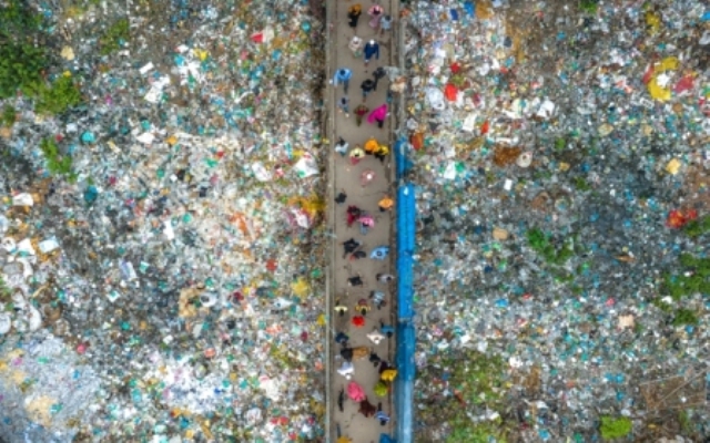 Ponte ponte cercada por resíduos de plásticos em Daka, Bangladesh foi a fotografia de meio ambiente premiada na categoria Visão do Futuro