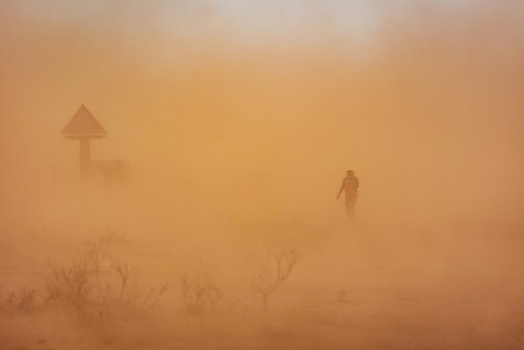 Mulher caminha em meio a tempestade de areia no Quênia. A imagem foi finalista no EPOTY 2023