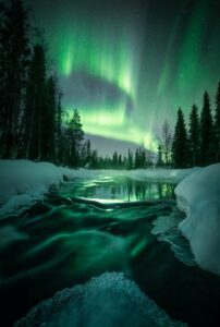 A foto da aurora boreal foi produzida nas florestas da Lapônia em uma temperatura abaixo de zero
