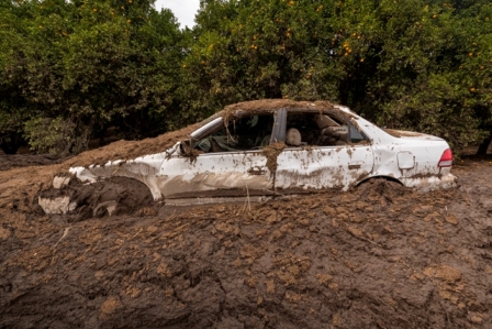 Carro coberto de lama devido as tempestades que atingiram a Califórnia