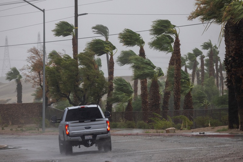 Carro em meio a tempestade tropical Hilary no sul da Califórnia provocada pelo El Niño