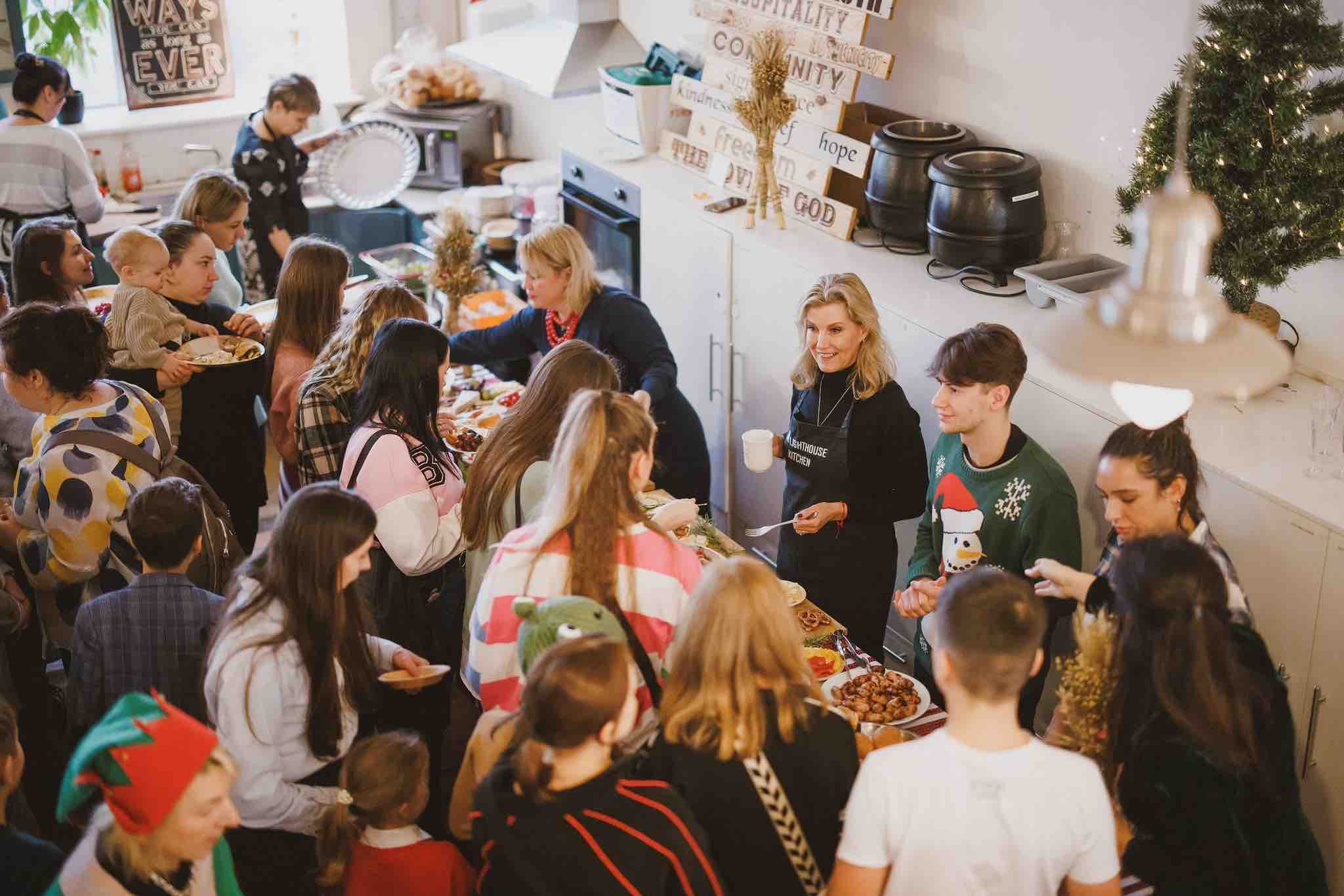 Duquesa de Edinburgh em almoço de Natal com crianças ucranianas refugiadas em Londres 