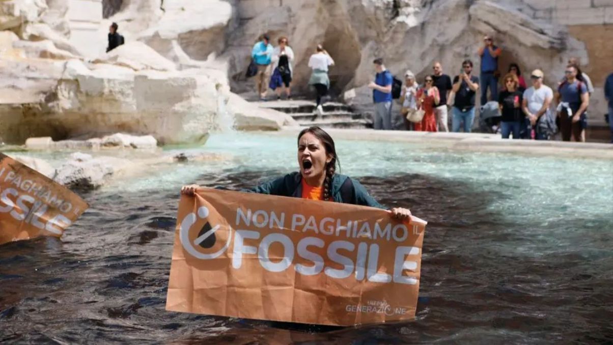 Em maio, manifestantes do grupo Last Generation, tingiram de preto as águas da Fontana di Trevi, em Roma