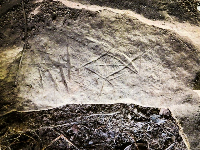 Pedra com desenhos na caverna que está sendo recuperada na Aldeia Piyulaga, Xingu, Mato Grosso