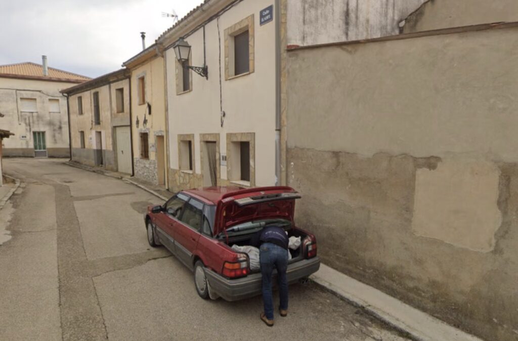 Homem coloca suposto corpo em mala de carro na Espanha, imagem flagrada pelo Google Street View