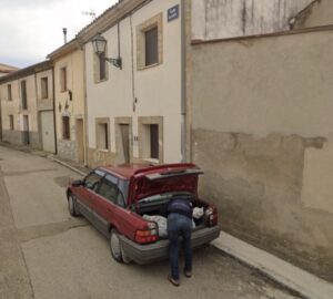 Homem coloca suposto corpo em mala de carro na Espanha, imagem flagrada pelo Google Street View