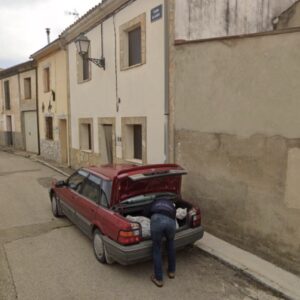 Homem coloca suposto corpo em mala de carro na Espanha, imagem flagrada pelo Google Street View