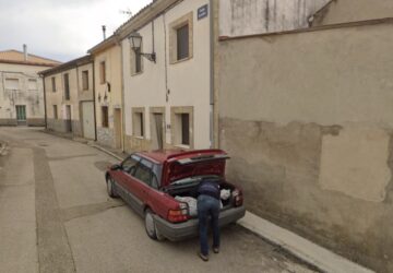 Homem coloca suposto corpo em mala de carro na Espanha, imagem flagrada pelo Google Street View