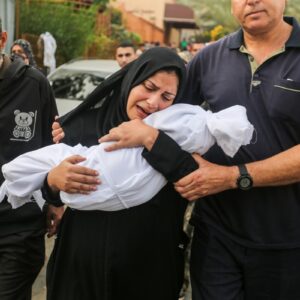 Criança morta no colo da mãe em Khan Yunis, Gaza.