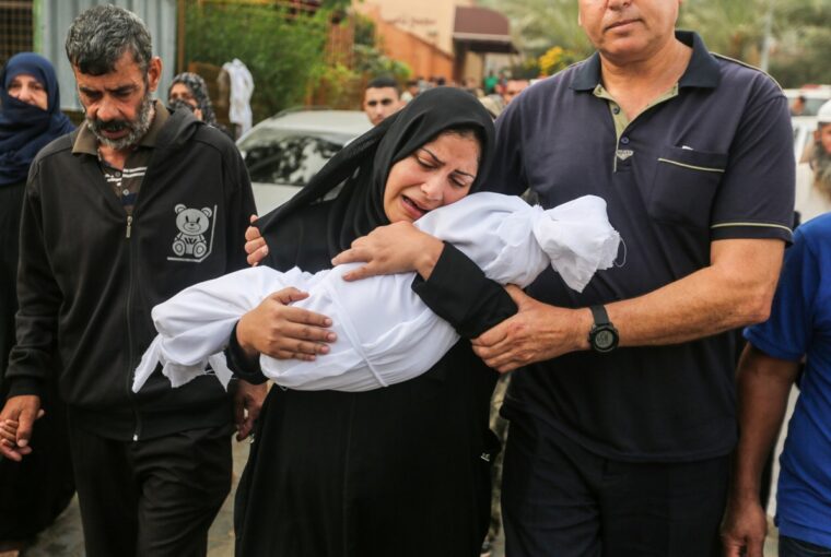 Criança morta no colo da mãe em Khan Yunis, Gaza.