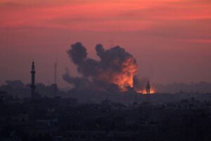 Explosão e fumaça causadas por ataques aéreos israelenses em Gaza. A foto de guerra é uma das selecionadas pela Getty Images em 2023
