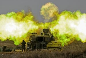 Unidade de artilharia das FDI disparando em direção a Gaza perto de Netivot, em Israel. O registro é uma das fotografias de guerra 2023 da Getty Images