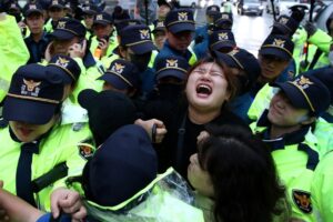 Manifestantes brigam com a polícia durante uma manifestação contra a decisão do governo japonês de liberar água radioativa tratada no Oceano Pacífico. Coreia do Sul